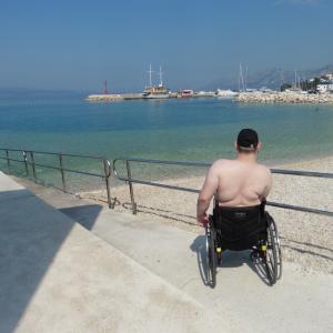 Baška Voda, Chorvátsko bezbariérová prístupná pláž stoličkový výťah do mora pre osoby na invalidnom vozíku